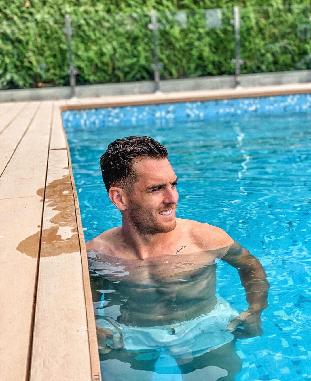 El jugador del Athletic Ibai Gómez posa en el interior de una piscina.