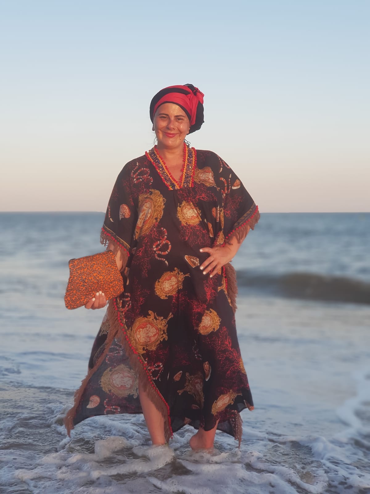 Gloria Lada Oviedo, (@sanbidubi) interpreta su estilismo mostrándonos un vestido realizado con tejidos africanos, al que añade un turbante colocado como la harían las nativas. Un precioso look para mostrarnos su bolso tribal.