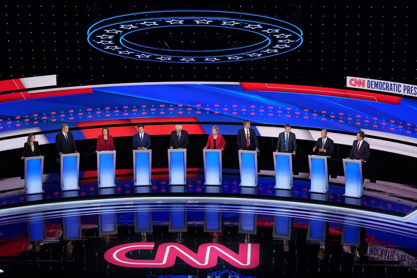 Debate presidencial demócrata en Detroit, Michigan, Estados Unidos con Autora Marianne Williamson, representante de Ohio Tim Ryan, la senadora de Minnesota Amy Klobuchar, el alcalde de South Bend, Pete Buttigieg, elsenador de Vermont Bernie Sanders, la senadora de Massachusetts Elizabeth Warren, el ex representante de Texas Beto O'Rourke, el ex gobernador de Colorado John Hickenlooper, el ex representante de Maryland John Delaney y el gobernador de Montana Steve Bullock.