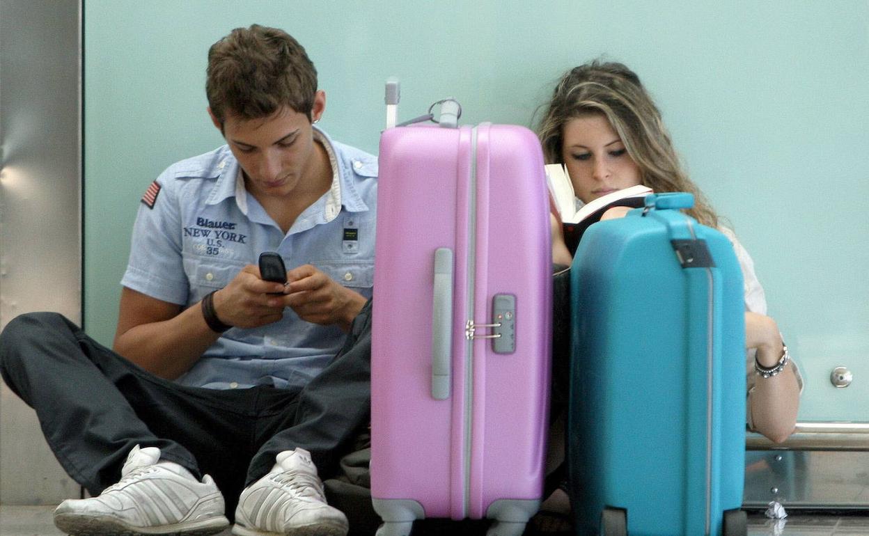 Dos pasajeros esperan para embarcar en su vuelo. 