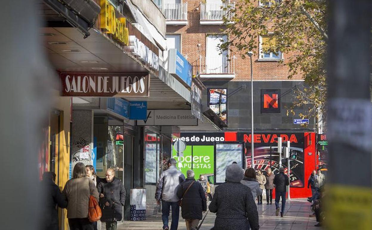 Varios salones de juego se concentran a escasos metros en el barrio de Ventas, en Madrid.