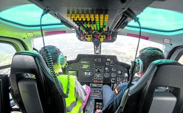 El helicóptero de la DGT sobrevuela Madrid para fotografíar a conductores que infrinjan las normas de seguridad vial.