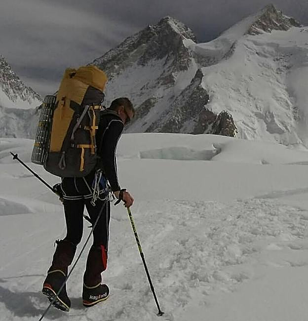 Denis Urubko, camino del G-II, alñ fondo a la derecha.