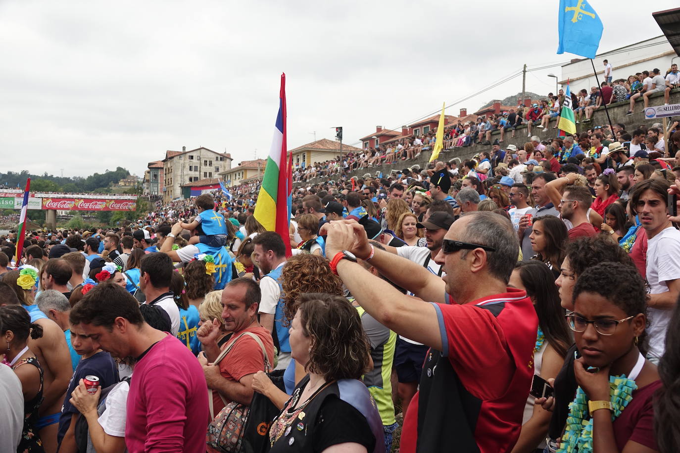 La prueba ha contado con la participación de más de 1.100 palistas en más de 800 embarcaciones mientras en las orillas del río el público disfrutaba de la gran jarana