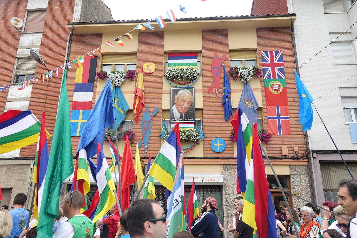 La prueba ha contado con la participación de más de 1.100 palistas en más de 800 embarcaciones mientras en las orillas del río el público disfrutaba de la gran jarana