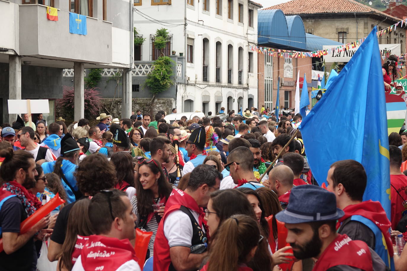 La prueba ha contado con la participación de más de 1.100 palistas en más de 800 embarcaciones mientras en las orillas del río el público disfrutaba de la gran jarana