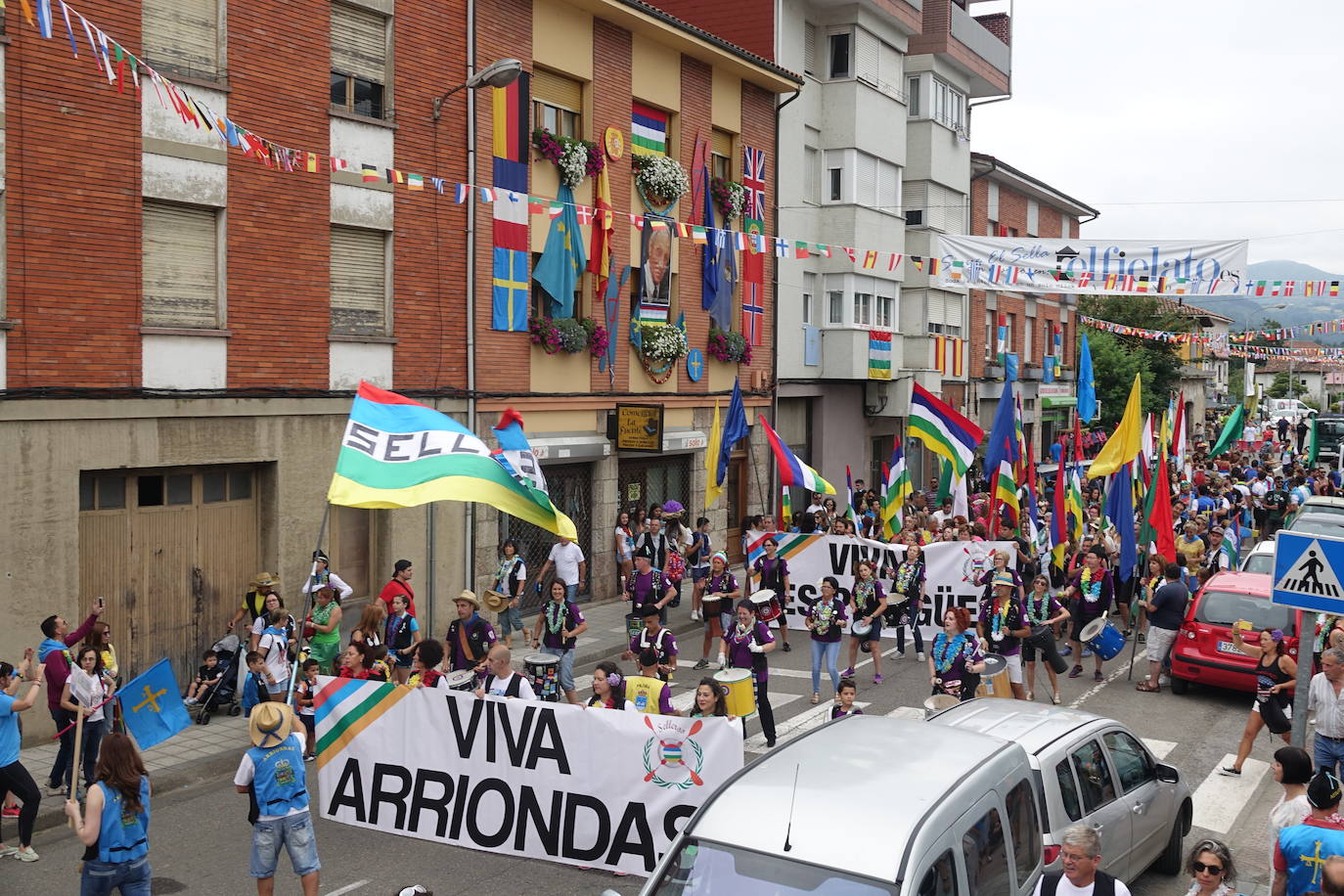 La prueba ha contado con la participación de más de 1.100 palistas en más de 800 embarcaciones mientras en las orillas del río el público disfrutaba de la gran jarana