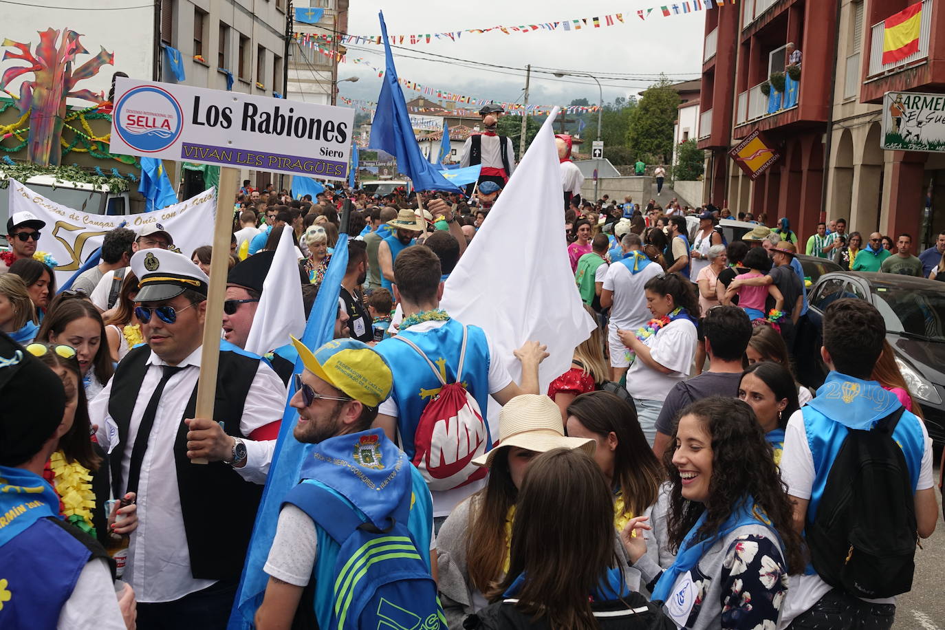 La prueba ha contado con la participación de más de 1.100 palistas en más de 800 embarcaciones mientras en las orillas del río el público disfrutaba de la gran jarana