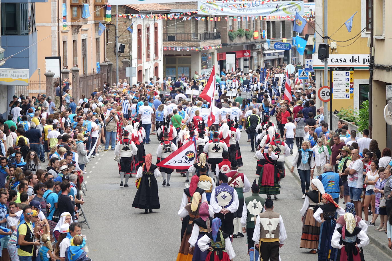 La prueba ha contado con la participación de más de 1.100 palistas en más de 800 embarcaciones mientras en las orillas del río el público disfrutaba de la gran jarana