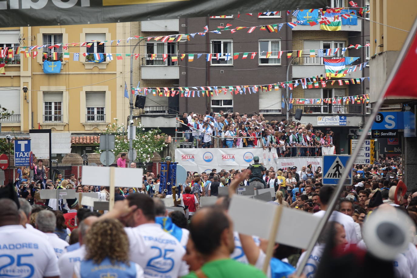 La prueba ha contado con la participación de más de 1.100 palistas en más de 800 embarcaciones mientras en las orillas del río el público disfrutaba de la gran jarana