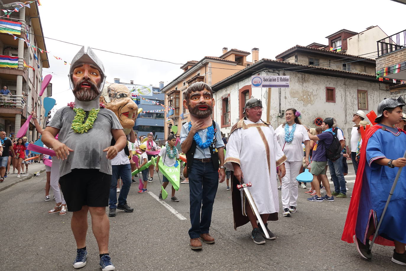 La prueba ha contado con la participación de más de 1.100 palistas en más de 800 embarcaciones mientras en las orillas del río el público disfrutaba de la gran jarana