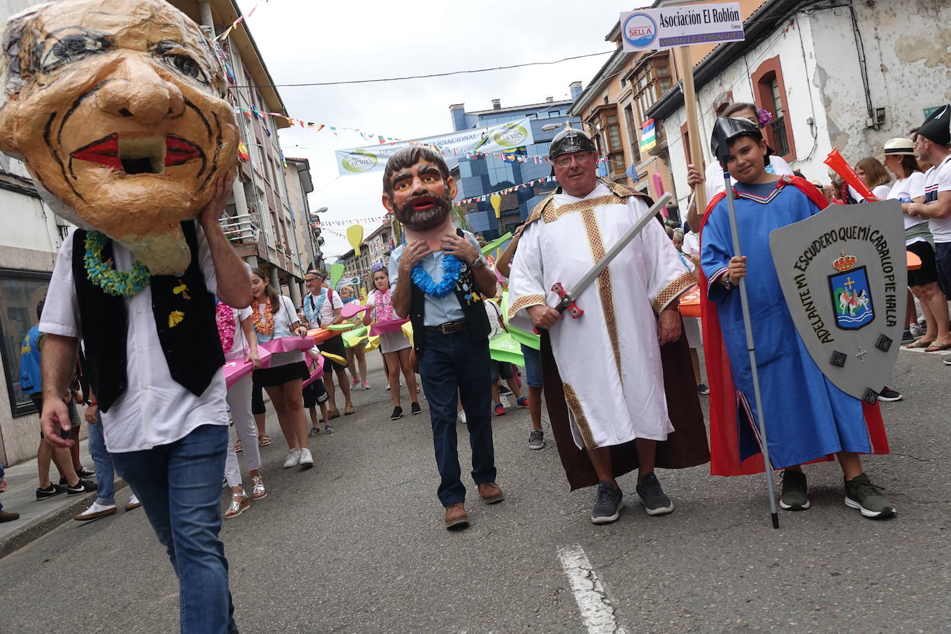 La prueba ha contado con la participación de más de 1.100 palistas en más de 800 embarcaciones mientras en las orillas del río el público disfrutaba de la gran jarana