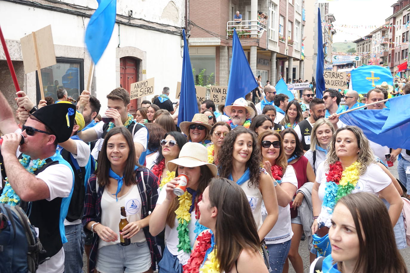 La prueba ha contado con la participación de más de 1.100 palistas en más de 800 embarcaciones mientras en las orillas del río el público disfrutaba de la gran jarana