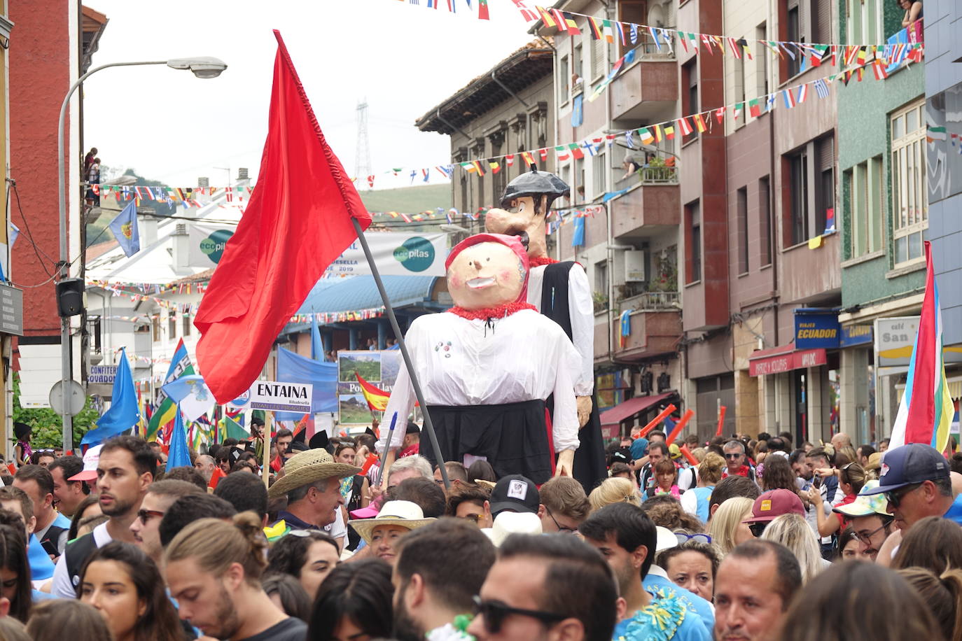 La prueba ha contado con la participación de más de 1.100 palistas en más de 800 embarcaciones mientras en las orillas del río el público disfrutaba de la gran jarana