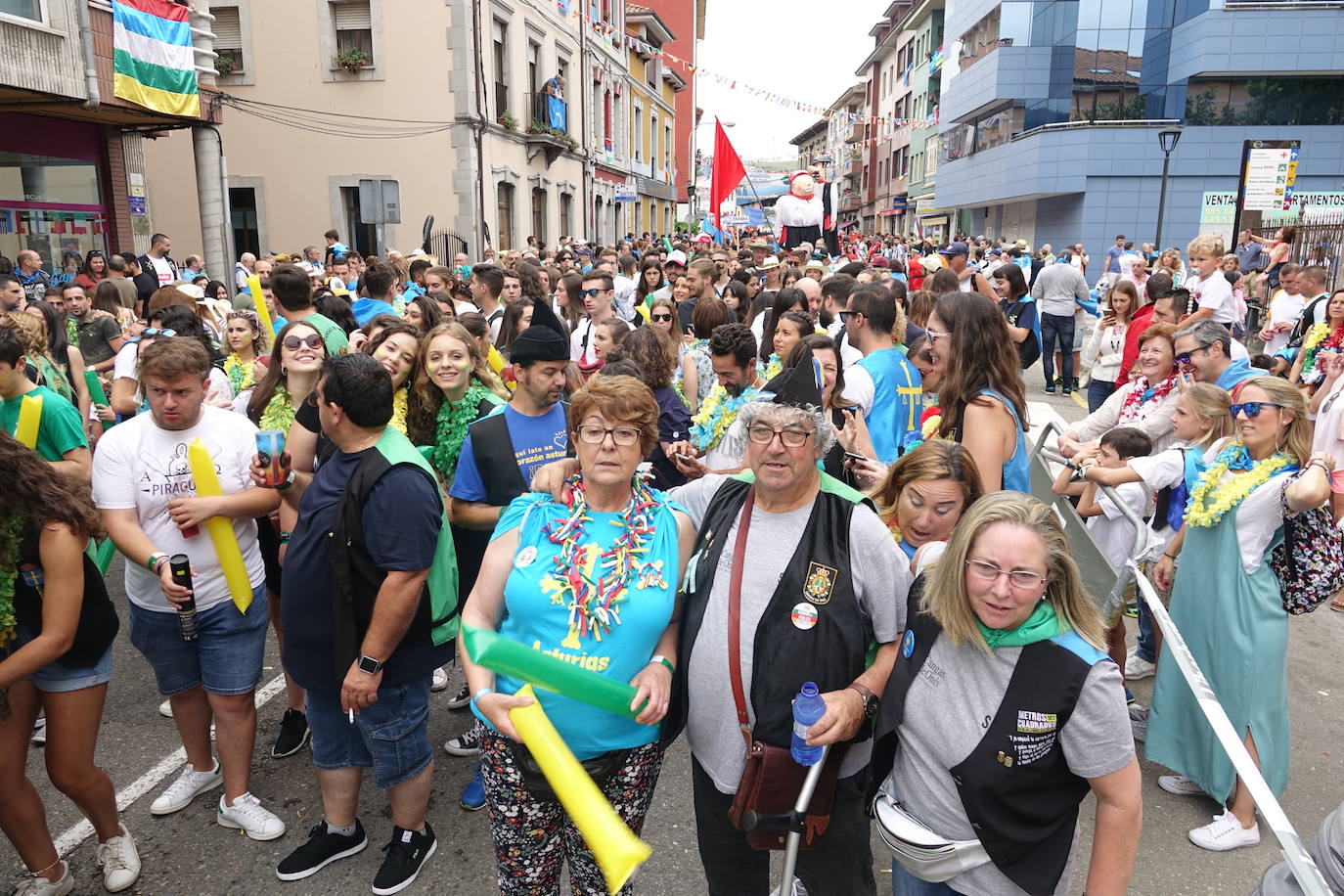 La prueba ha contado con la participación de más de 1.100 palistas en más de 800 embarcaciones mientras en las orillas del río el público disfrutaba de la gran jarana