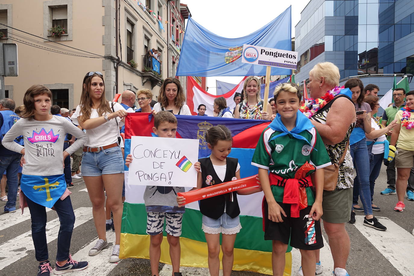 La prueba ha contado con la participación de más de 1.100 palistas en más de 800 embarcaciones mientras en las orillas del río el público disfrutaba de la gran jarana