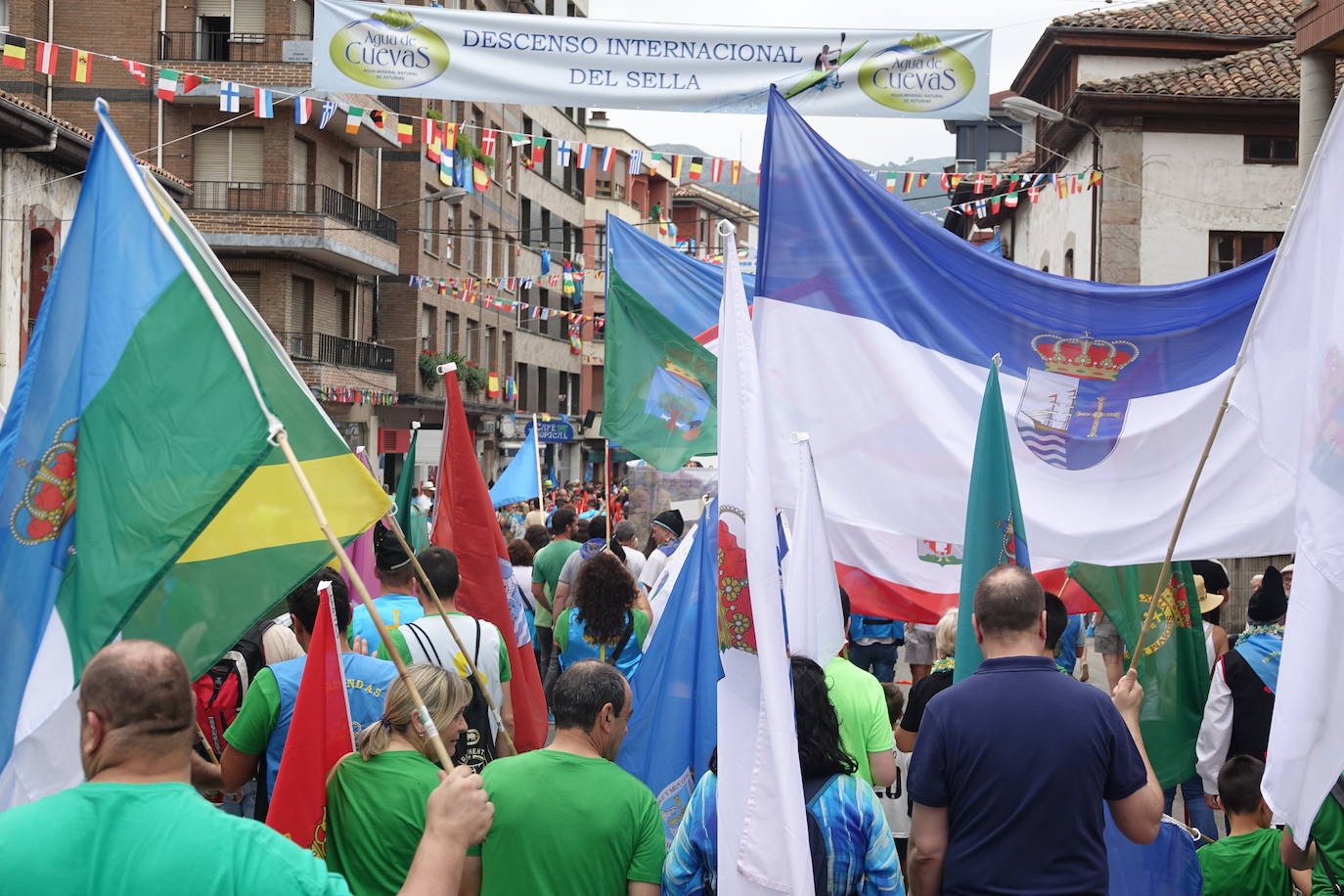 La prueba ha contado con la participación de más de 1.100 palistas en más de 800 embarcaciones mientras en las orillas del río el público disfrutaba de la gran jarana