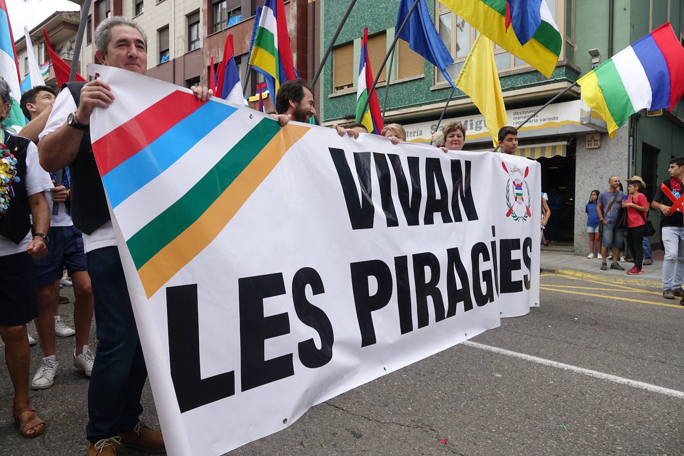 La prueba ha contado con la participación de más de 1.100 palistas en más de 800 embarcaciones mientras en las orillas del río el público disfrutaba de la gran jarana