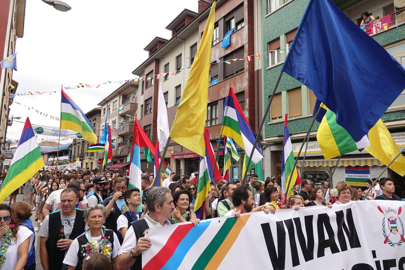 La prueba ha contado con la participación de más de 1.100 palistas en más de 800 embarcaciones mientras en las orillas del río el público disfrutaba de la gran jarana