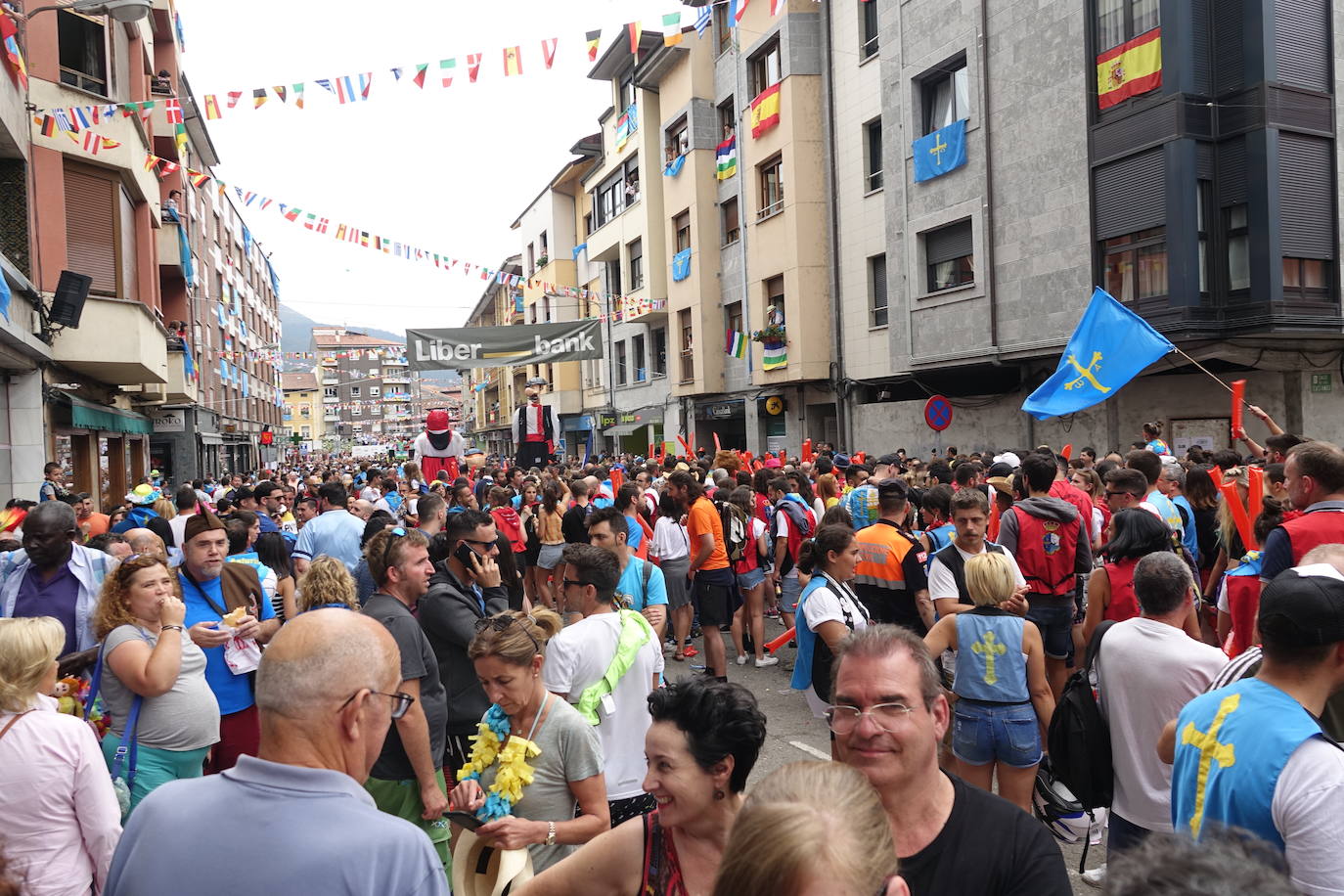 La prueba ha contado con la participación de más de 1.100 palistas en más de 800 embarcaciones mientras en las orillas del río el público disfrutaba de la gran jarana