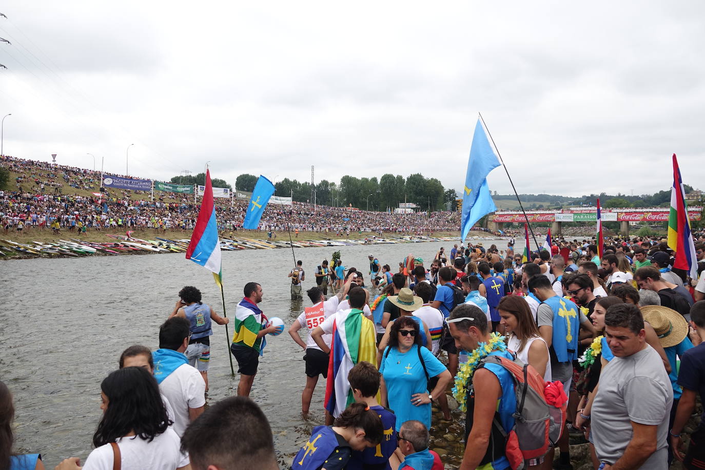 La prueba ha contado con la participación de más de 1.100 palistas en más de 800 embarcaciones mientras en las orillas del río el público disfrutaba de la gran jarana
