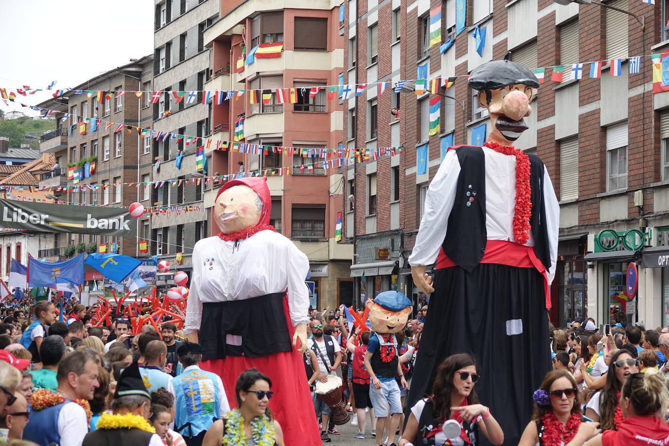 La prueba ha contado con la participación de más de 1.100 palistas en más de 800 embarcaciones mientras en las orillas del río el público disfrutaba de la gran jarana