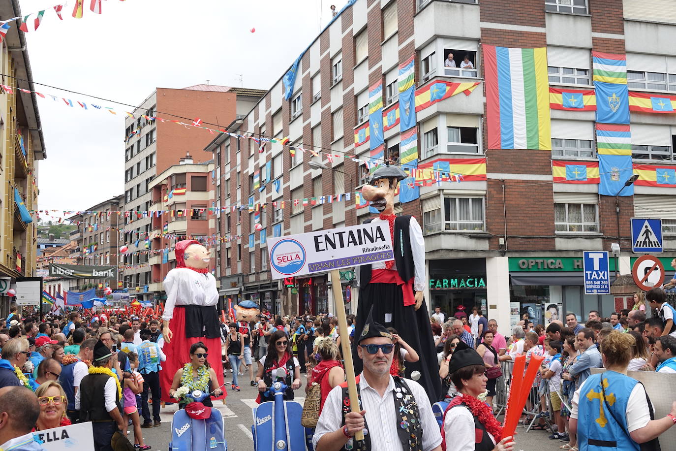 La prueba ha contado con la participación de más de 1.100 palistas en más de 800 embarcaciones mientras en las orillas del río el público disfrutaba de la gran jarana