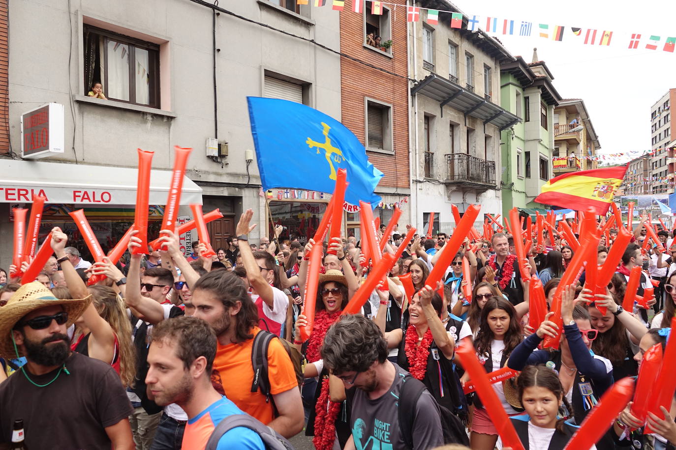 La prueba ha contado con la participación de más de 1.100 palistas en más de 800 embarcaciones mientras en las orillas del río el público disfrutaba de la gran jarana