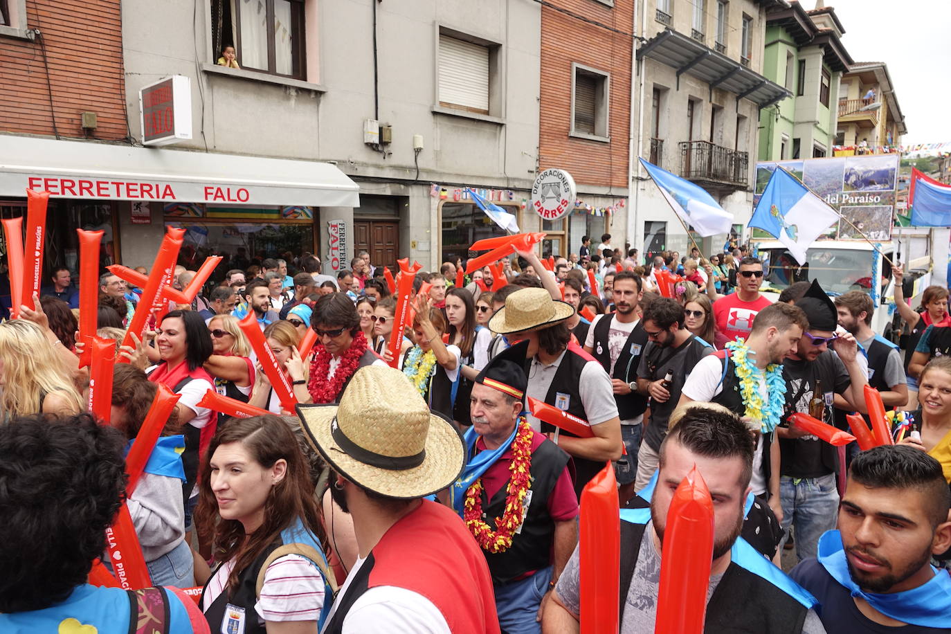 La prueba ha contado con la participación de más de 1.100 palistas en más de 800 embarcaciones mientras en las orillas del río el público disfrutaba de la gran jarana