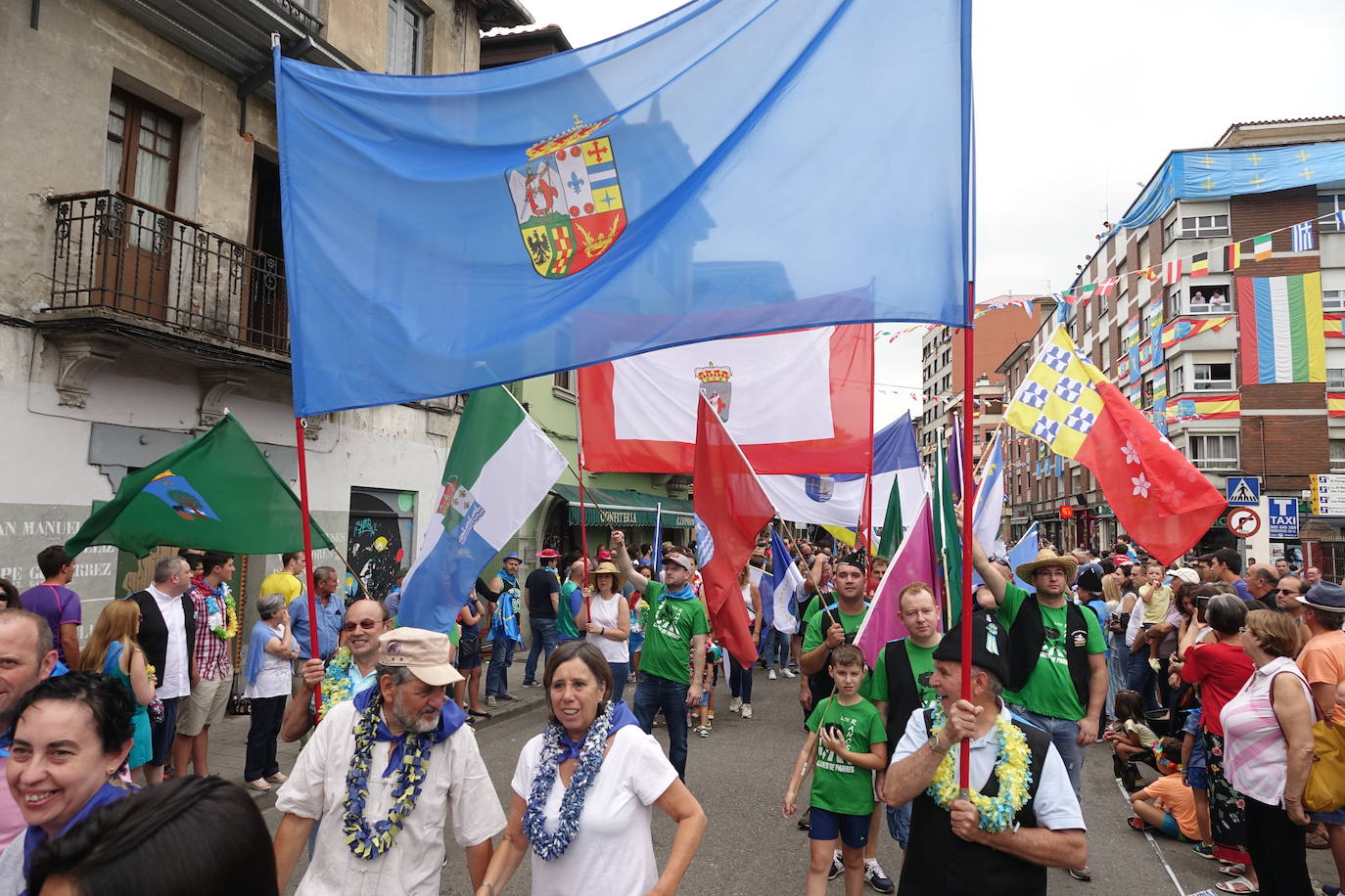 La prueba ha contado con la participación de más de 1.100 palistas en más de 800 embarcaciones mientras en las orillas del río el público disfrutaba de la gran jarana