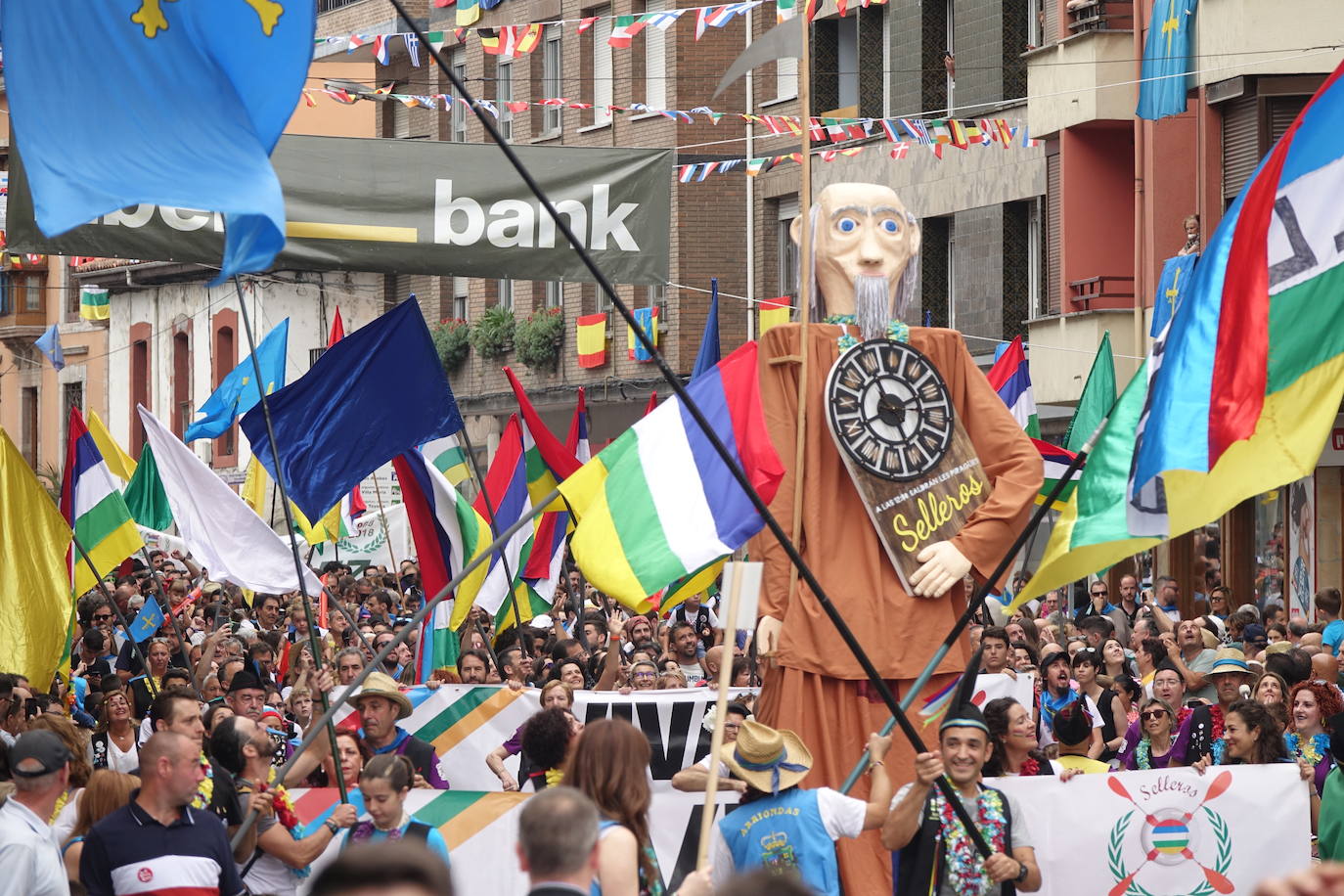 La prueba ha contado con la participación de más de 1.100 palistas en más de 800 embarcaciones mientras en las orillas del río el público disfrutaba de la gran jarana