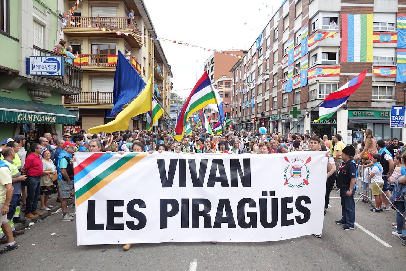 La prueba ha contado con la participación de más de 1.100 palistas en más de 800 embarcaciones mientras en las orillas del río el público disfrutaba de la gran jarana