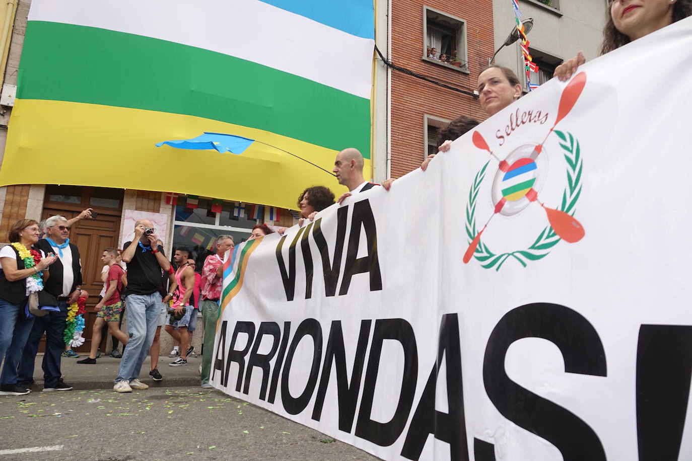 La prueba ha contado con la participación de más de 1.100 palistas en más de 800 embarcaciones mientras en las orillas del río el público disfrutaba de la gran jarana