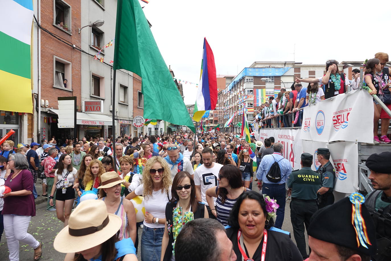 La prueba ha contado con la participación de más de 1.100 palistas en más de 800 embarcaciones mientras en las orillas del río el público disfrutaba de la gran jarana