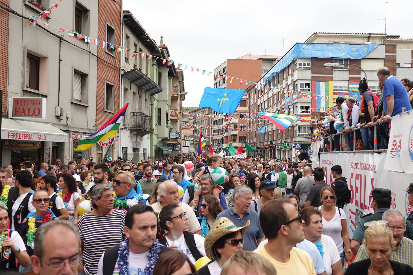 La prueba ha contado con la participación de más de 1.100 palistas en más de 800 embarcaciones mientras en las orillas del río el público disfrutaba de la gran jarana