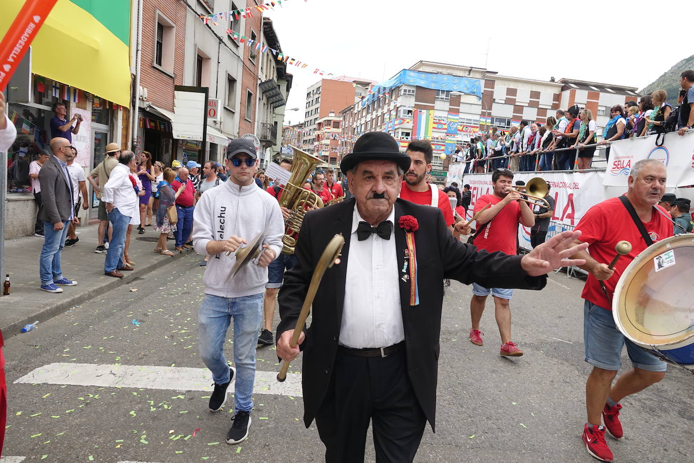 La prueba ha contado con la participación de más de 1.100 palistas en más de 800 embarcaciones mientras en las orillas del río el público disfrutaba de la gran jarana