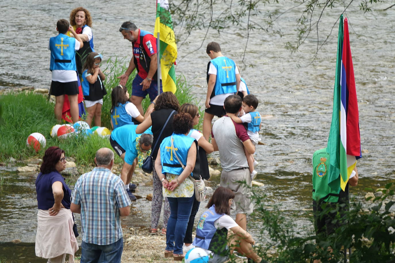 La prueba ha contado con la participación de más de 1.100 palistas en más de 800 embarcaciones mientras en las orillas del río el público disfrutaba de la gran jarana