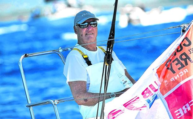 Harald de Noruega, a bordo del 'Fram XVIII' en una regata de la Copa del Rey.