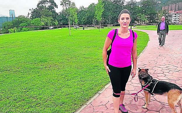 Lugar de la violación. Elízabet Blanco con su perro. Detrás, el lugar de la agresión. 
