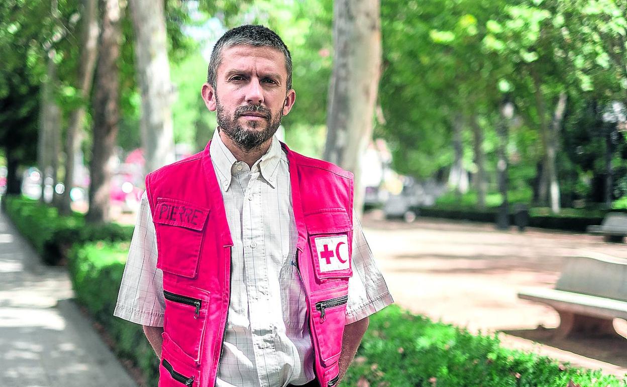 Cuando no trabaja en el otro extremo del mundo, Pierre vive en Granada, ciudad que eligió por la forma de vida española y por su naturaleza privilegiada.