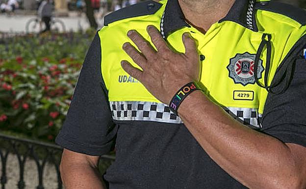 Este agente luce una pulsera identificativa.