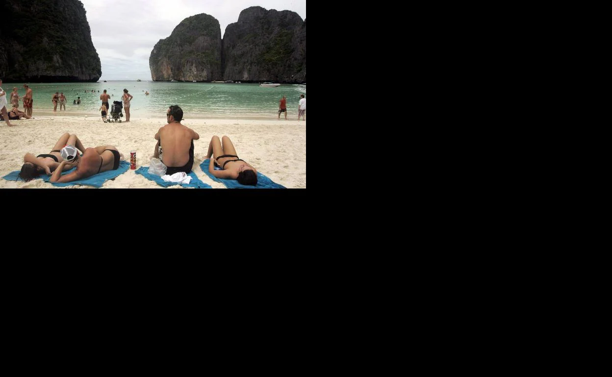 Turistas disfrutan en una playa de Tailandia.