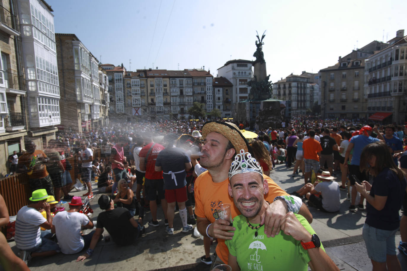 Vitoria ha dado inicio a las fiestas de la Virgen Blanca y una gran multitud de alaveses ha recibido a Celedón.