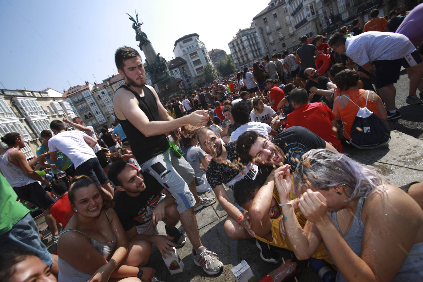 Vitoria ha dado inicio a las fiestas de la Virgen Blanca y una gran multitud de alaveses ha recibido a Celedón.