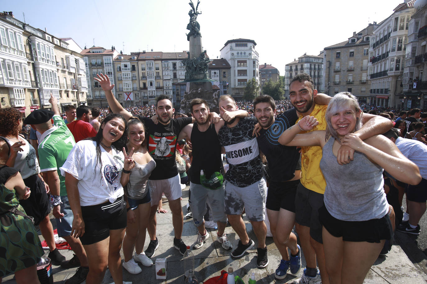 Vitoria ha dado inicio a las fiestas de la Virgen Blanca y una gran multitud de alaveses ha recibido a Celedón.