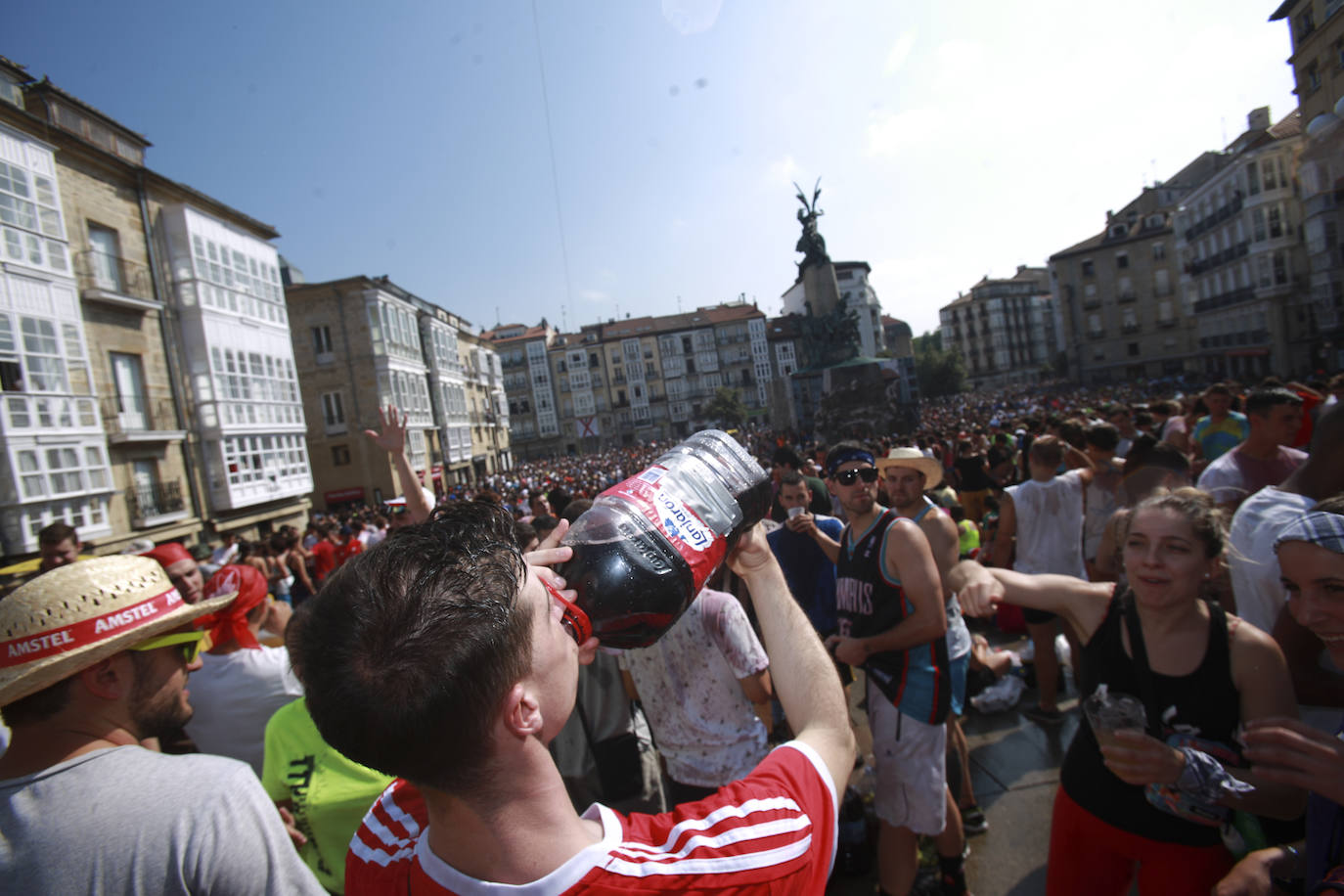 Vitoria ha dado inicio a las fiestas de la Virgen Blanca y una gran multitud de alaveses ha recibido a Celedón.