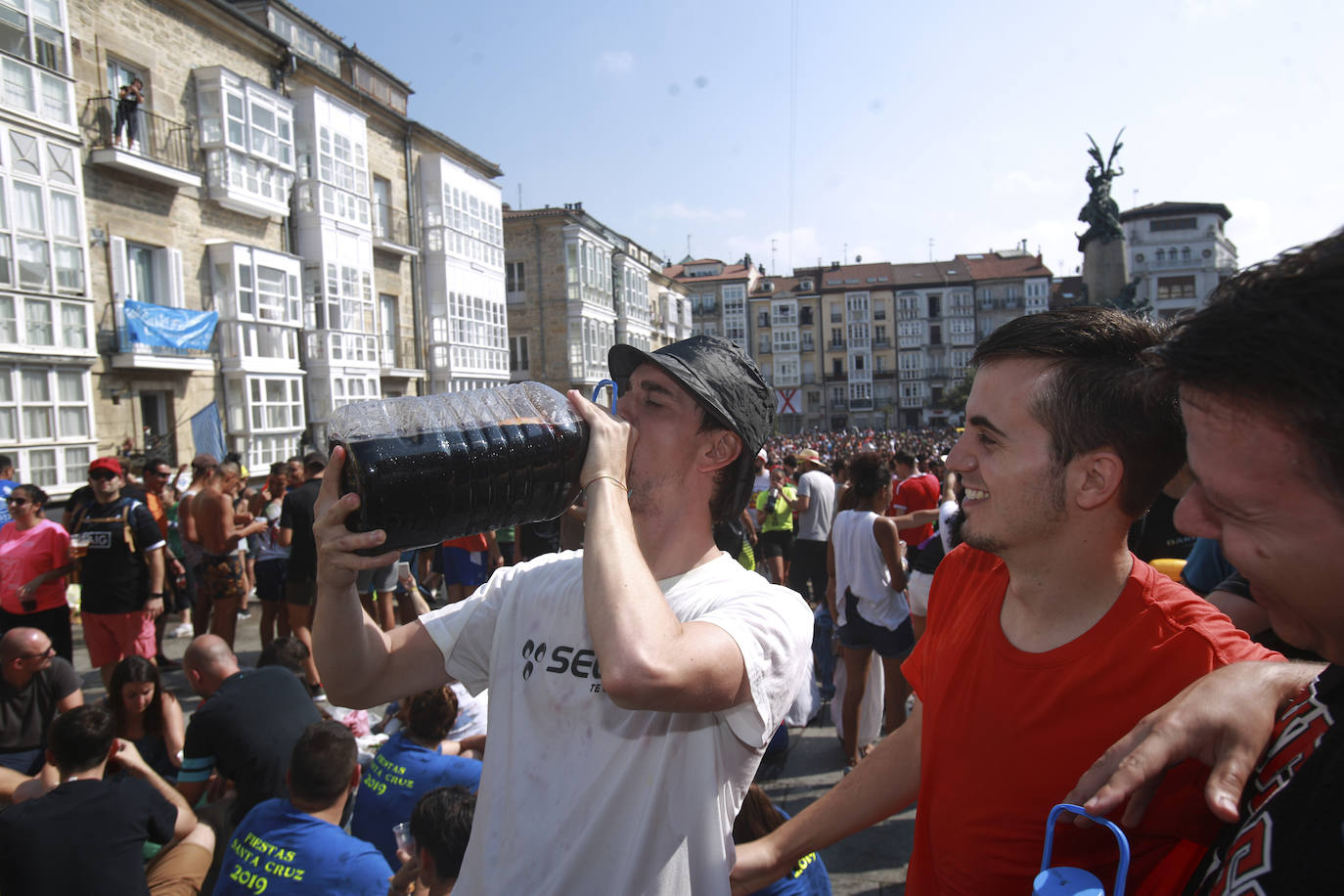 Vitoria ha dado inicio a las fiestas de la Virgen Blanca y una gran multitud de alaveses ha recibido a Celedón.