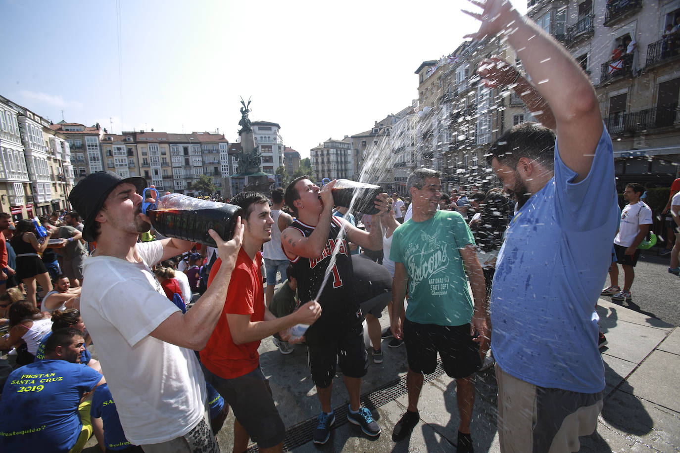 Vitoria ha dado inicio a las fiestas de la Virgen Blanca y una gran multitud de alaveses ha recibido a Celedón.