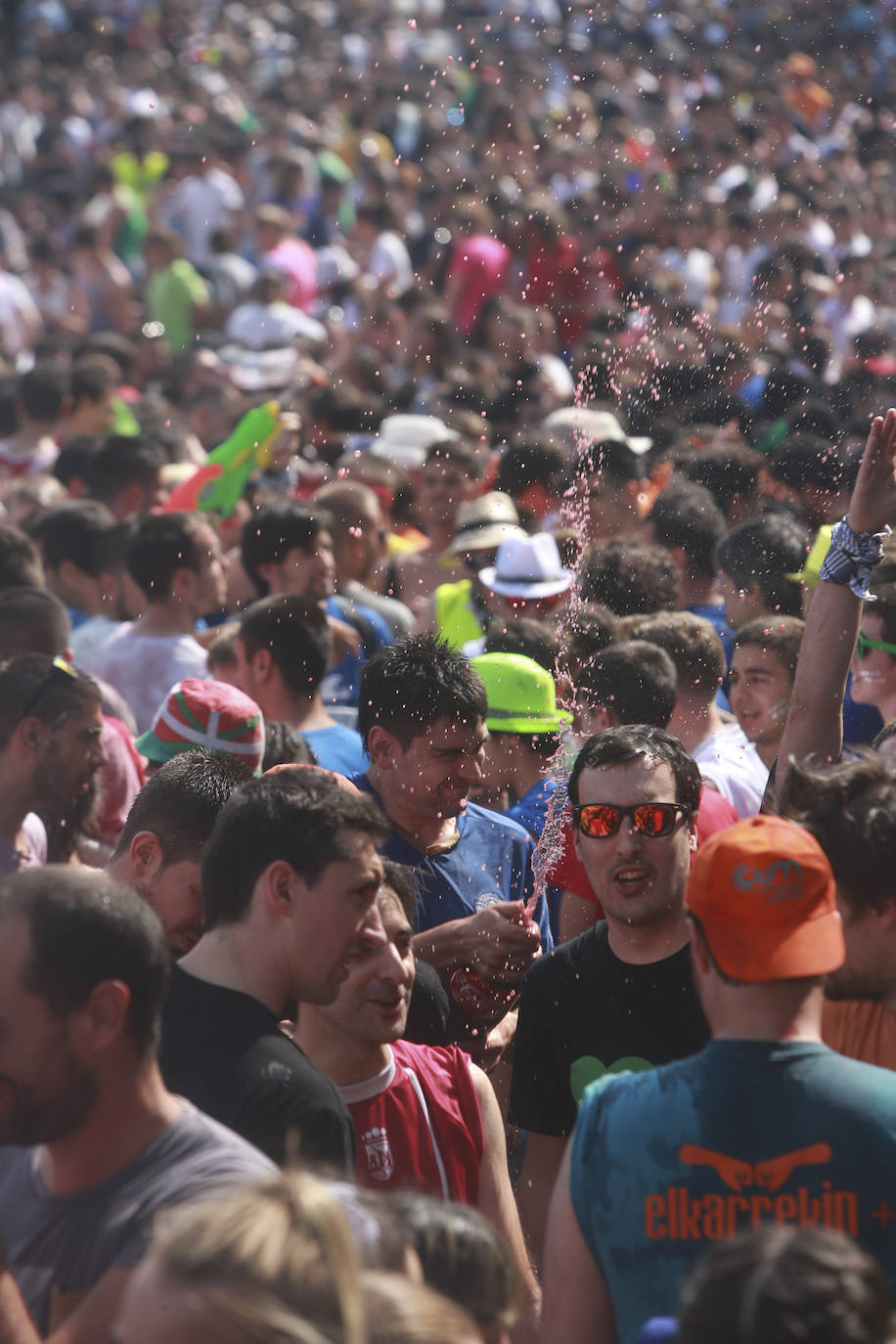 Vitoria ha dado inicio a las fiestas de la Virgen Blanca y una gran multitud de alaveses ha recibido a Celedón.