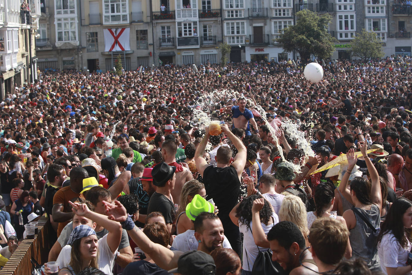 Vitoria ha dado inicio a las fiestas de la Virgen Blanca y una gran multitud de alaveses ha recibido a Celedón.